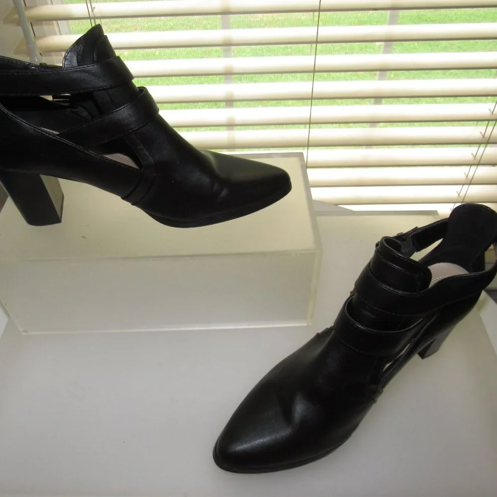 Liz Claiborne Camelia Black Leather Cut-Out Strap Booties — Pointed-Toe Size 10 - Picture 2 of 9